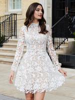 Robe de mariée courte en dentelle col montant manche longue boutonné sur dos