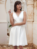 Robe de mariée courte longueur aux genoux col en v sans manches taille naturelle tissu satiné