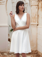 Robe de mariée courte longueur aux genoux col en v sans manches taille naturelle tissu satiné