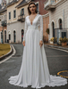 Robe de mariée décolletée devant plongeant dos nus avec manches longues creusantes coupe cintrée bas évasée