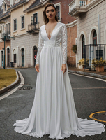 Robe de mariée décolletée devant plongeant dos nus avec manches longues creusantes coupe cintrée bas évasée