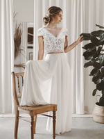 Robe de mariée deux pièces en mousseline de soie et dentelle col en V deux pièces longueur au sol dos nu manches courtes ivoire