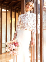 Robe de mariée deux pièces haut en dentelle col mantant manche longue jupe en jupe en satin à traîne