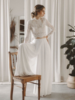 Robe de mariée deux pièces Haut et pantalon col montant manche longue boutonné sur dos