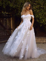 Robe de mariée en dentelle blanche hors de l