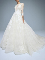Robe de mariée en dentelle col rond 3/4 manche à traîne