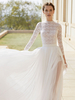 Robe de mariée en dentelle col rond manche longue jupe plissée à traîne
