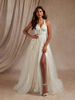 Robe de mariée en dentelle col V boutonné sur dos jupe fendue à traîne