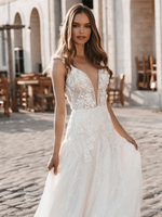 Robe de mariée en dentelle col V sans manche dos nu longueur au sol