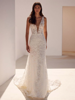 Robe de mariée en dentelle col V sans manche dos transparent décoré des boutons à traîne