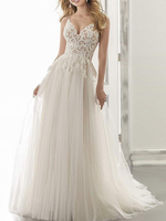 Robe de mariée en dentelle robe de mariage col V à bretelle décolleté boutonné sur dos à traîne courte