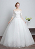 Robe de mariée en dentelle sur lépaule ivoire Une robe de mariée en dentelle