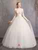 Robe de mariée en tulle décolleté épaule à manches demi-longues