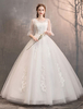 Robe de mariée en tulle Robe de mariée en dentelle ivoire avec détail de fleurs et manches demi