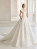 Robe de mariée ivoire silhouette princesse avec train col carré sans manches taille naturelle arcs robes de mariée en polyester