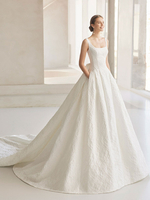 Robe de mariée ivoire silhouette princesse avec train col carré sans manches taille naturelle arcs robes de mariée en polyester