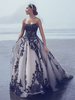 Robe de mariée noir pailleté bustier zip sur dos à grande traîne
