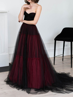 Robe de mariée noir robe de mariage gothique col en coeur à traîne en tulle