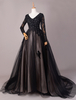 Robe de mariée noir robe de mariage gothique col V manche longue décoré des pailletes dos nu boutonné sur dos à traîne