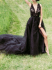Robe de mariée noir robe de mariage gothique col V plongeant en dentelle à traîne longue