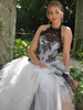 Robe de mariée noire col montant laçage sur dos devant coutte arrière longue