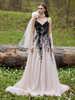 Robe de mariée noire en dentelle trapèze sans manches à taille naturelle en dentelle