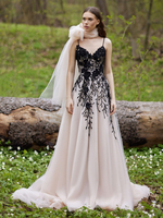 Robe de mariée noire en dentelle trapèze sans manches à taille naturelle en dentelle