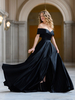 Robe de mariée noire trapèze sans manches fendue sur le devant en tissu satiné longueur au sol