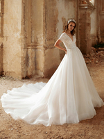 Robe de mariée princesse col V manche courte en dentelle à traîne