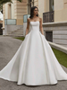 Robe de mariée princesse en satin bustier boutonné sur dos à grande traîne