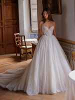 Robe de mariée princesse silhouette avec traîne col en V sans manches taille empire à plusieurs niveaux en dentelle robes de mariée