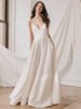 Robe de mariée simple à bretelle col V dos nu au sol