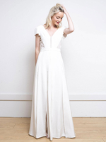 Robe de mariée simple blanche en tissu satiné col en V manches courtes dos nu fendu devant une ligne robes de mariée