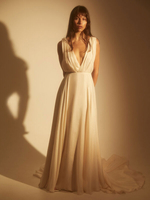 Robe de mariée Simple en mousseline de soie col en v sans manches boutonné sur dos à traîne