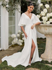 Robe de mariée simple en satin col V manche courte jupe fendue à traîne