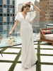 Robe de mariée simple en tissu satiné col en V manches courtes fendue sur le devant robes de mariée sirène