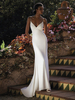 Robe de mariée simple en tissu satiné col en V sans manches style sirène croisée