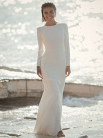Robe de mariée simple gaine col bijou manches longues boutons robes de mariée