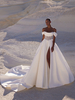 Robe de mariée simple robe de bal coupe trapèze décolleté manches courtes découpes