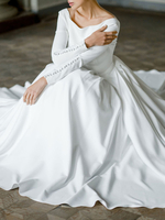 Robe de mariée simple robe de mariage col bateau manche longue décolleté boutonné sur dos