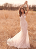 Robe de mariée sirène en dentelle col rond boutonné sur dos à traîne