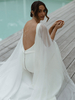 Robe de mariée sirène en satin col bateau dos nu à traîne