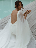 Robe de mariée sirène en satin col bateau dos nu à traîne