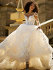 Robe de mariée trapèze avec traîne col en V manches longues taille naturelle dentelle robes de mariée en tulle