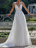 Robe de mariée trapèze blanche en tulle col V boutonné sur dos longueur à traîne robe de mariage