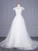 Robe de mariée trapèze col V boutonné sur dos à traîne