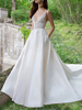 Robe de mariée trapèze ivoire col V décolleté à traîne