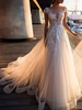 Robe de mariée trapèze ivoire en tulle col rond transparent en dentelle boutonné sur dos longueur au sol robe de mariage