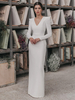 Robe de mariée vintage col V manche longue boutonné sur dos au sol