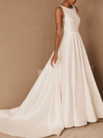 Robe de mariée vintage ivoire en satin col rond décolleté à traîne robe de mariage